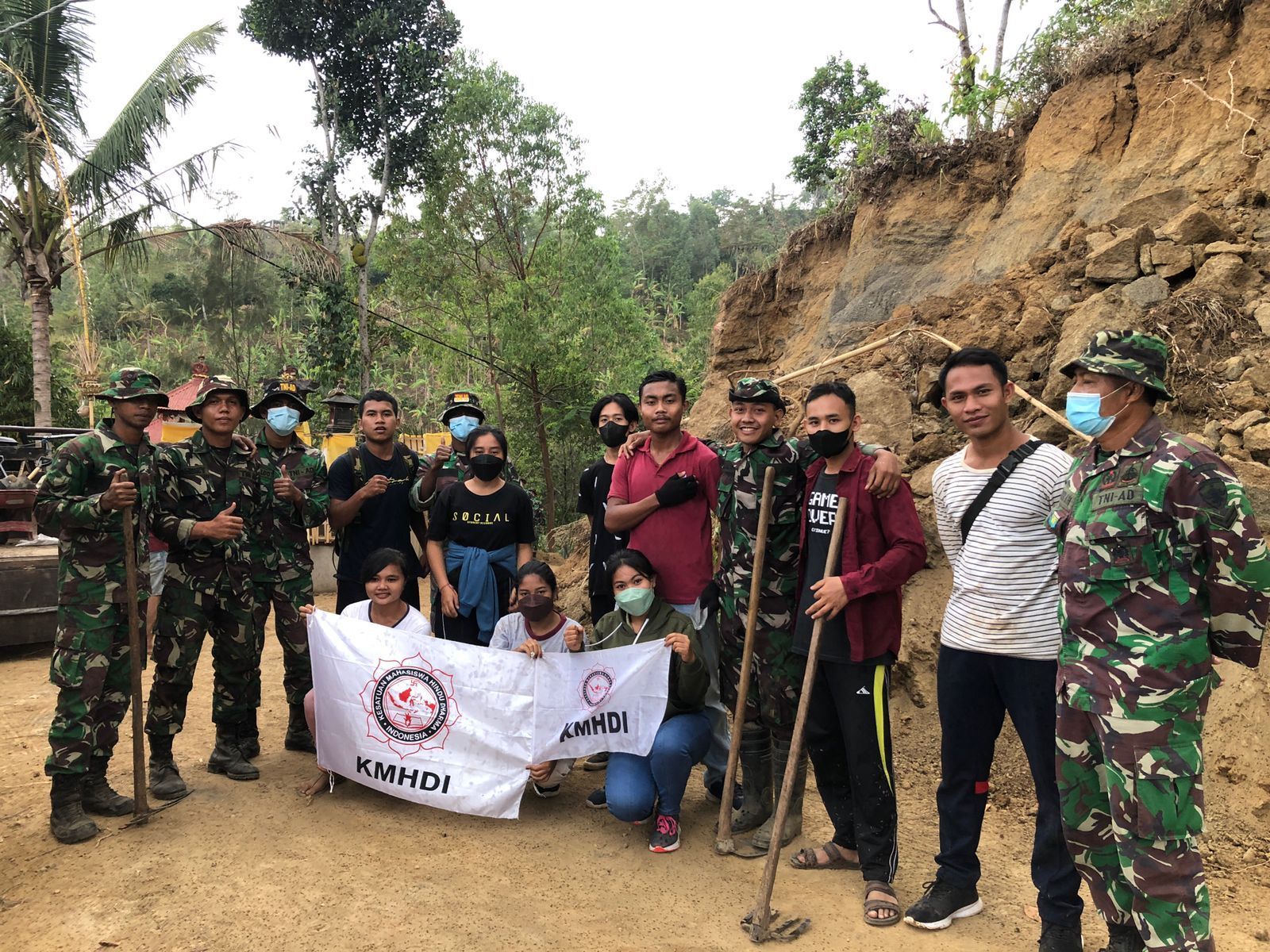 podiumnews.com-KMHDI Karangasem "Berhamburan" Bantu Evakuasi